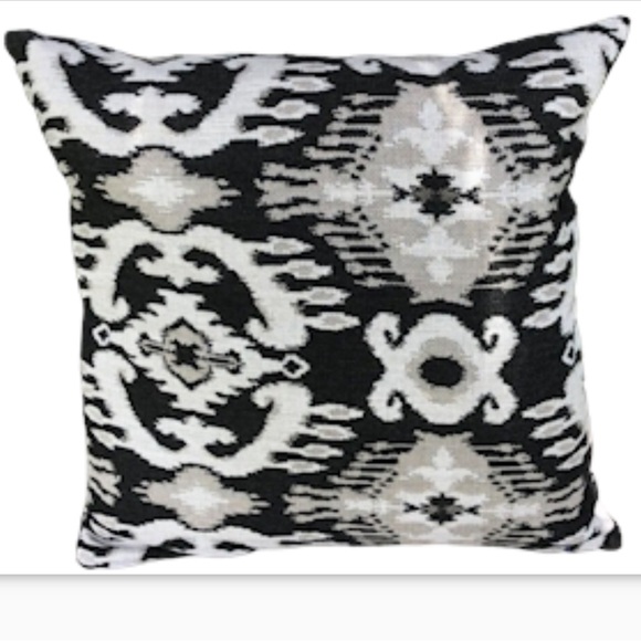 Sunbrella Nakala Classic Outdoor Black Throw Pillow New - Picture 1 of 7